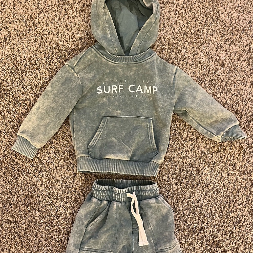 Lightly worn Little Bipsy 12-18 aqua surf club set.